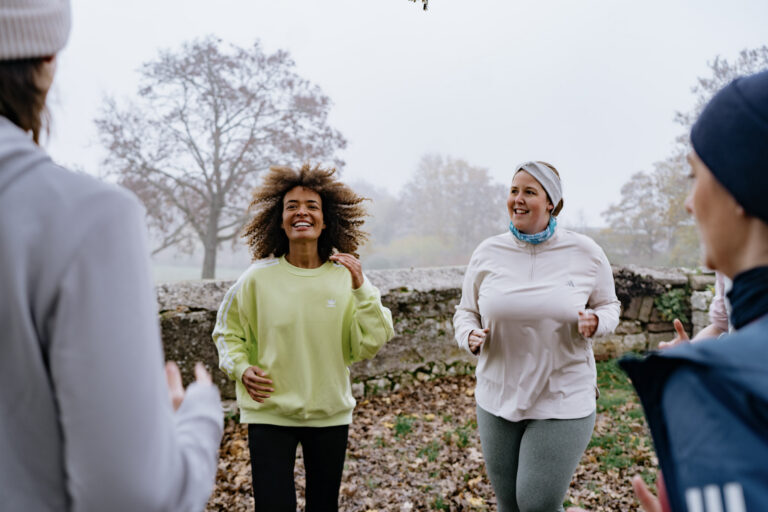 Laufen anfangen: Gruppe beim Aufwärmen vor dem Outdoor-Training