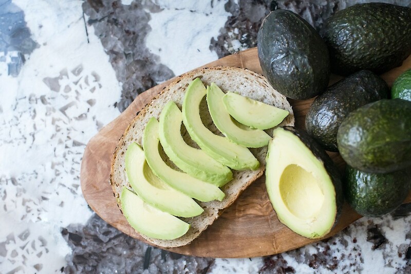 Frisches Vollkornbrot mit Avocado statt Butter bestrichen