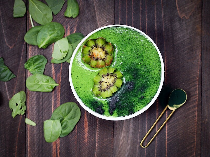 Zutaten für einen frischen Broccoli-Apfel-Smoothie