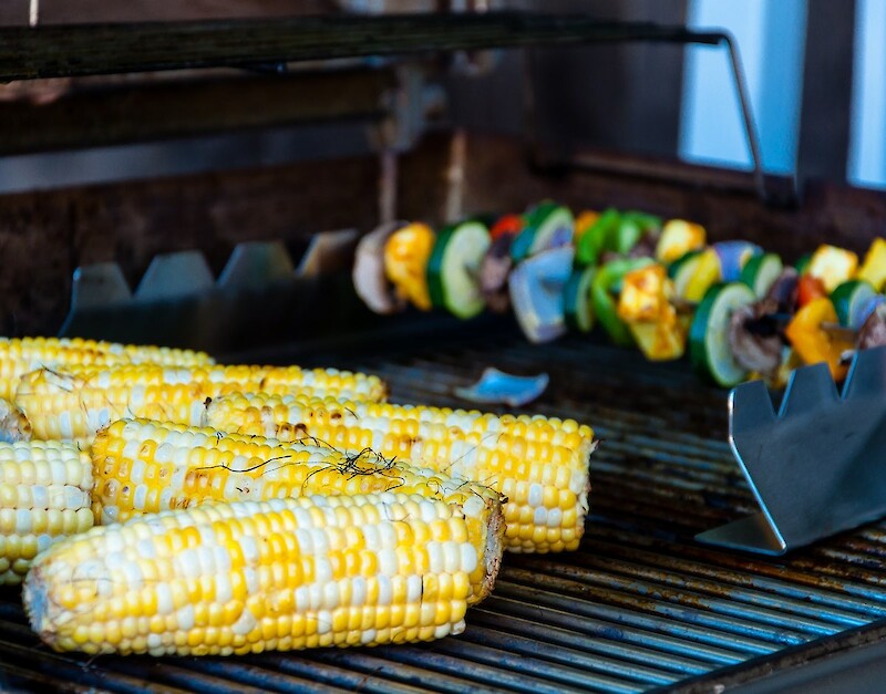 Bunte Gemüsespieße auf dem Grill
