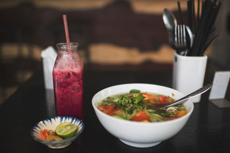 Grüner Gemüse-Smoothie und Suppe als clevere Gemüse-Verstecke