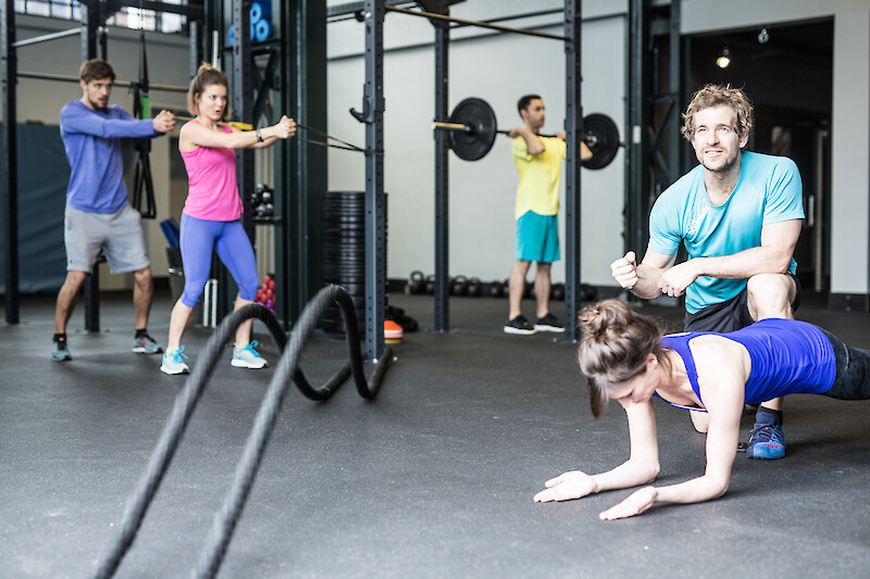 Intensives Zirkeltraining in der Halle für mehr Fitness und gesundes Abnehmen