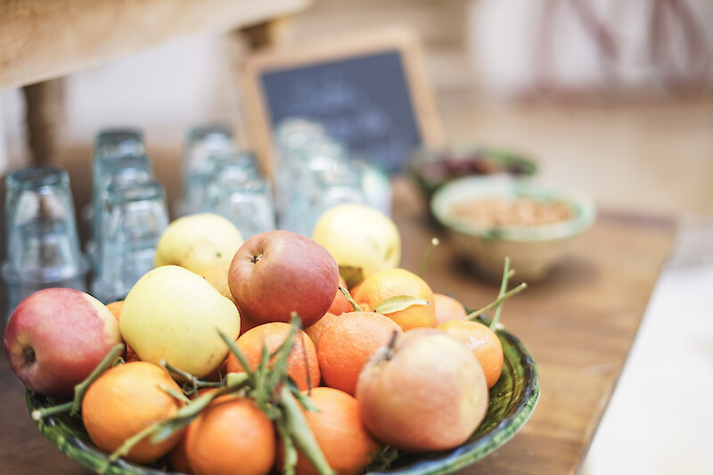 Frisches Obst als gesunder Snack nach dem Zirkeltraining für erfolgreiches Abnehmen