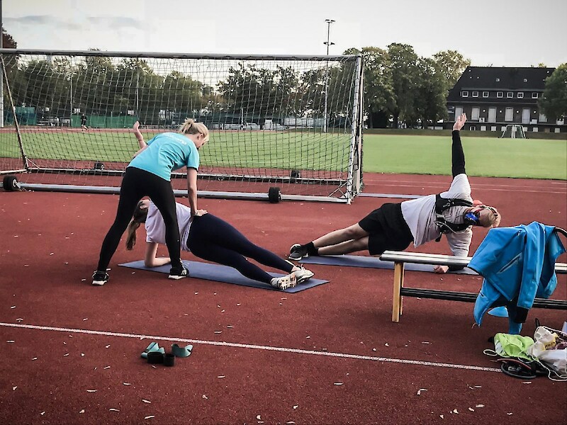 Bootcamp-Teilnehmer klatschen sich nach dem Training ab
