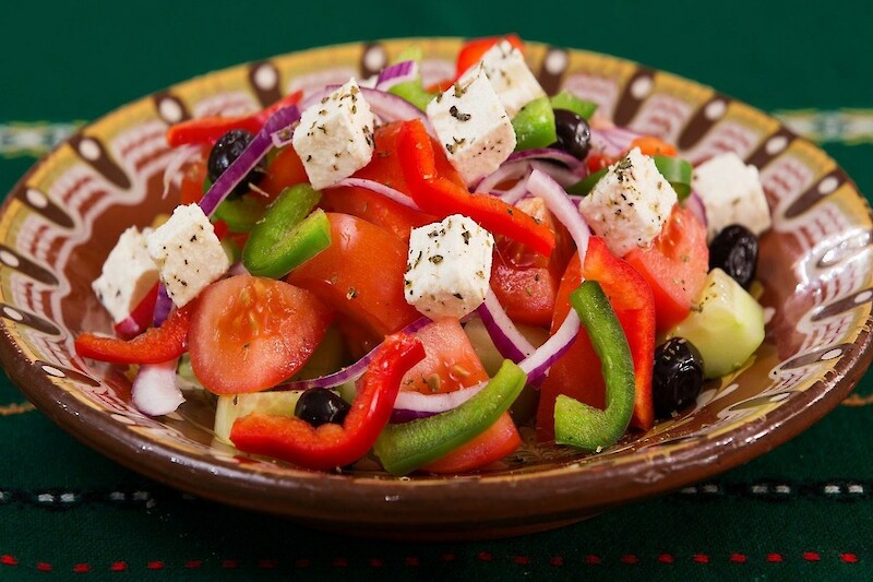 Frischer und proteinreicher Hüttenkäse-Salat