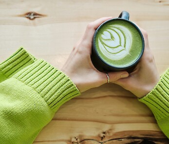 Zwei Gläser fertig zubereiteter Iced Matcha Latte