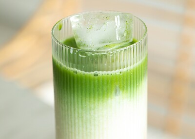 Zubereitung eines Iced Matcha Latte
