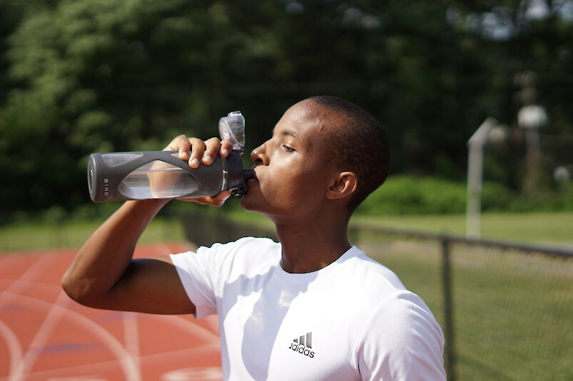 Regelmäßiges Wassertrinken im Alltag integrieren