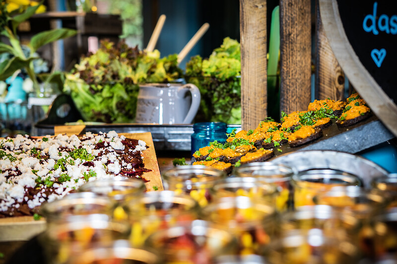 Neujahr Fitness: Gesundes Buffet mit frischen Salaten, Aufstrichen und Gemüse als Teil ausgewogener Ernährung und nachhaltiger Vorsätze.