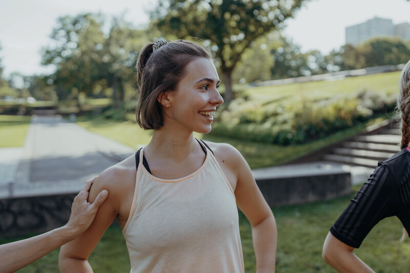 Neujahr Fitness: Outdoor-Training in der Gruppe – motivierende Trainingsatmosphäre im Park mit persönlicher Betreuung und gemeinsamem Fokus auf Bewegung und Wohlbefinden.