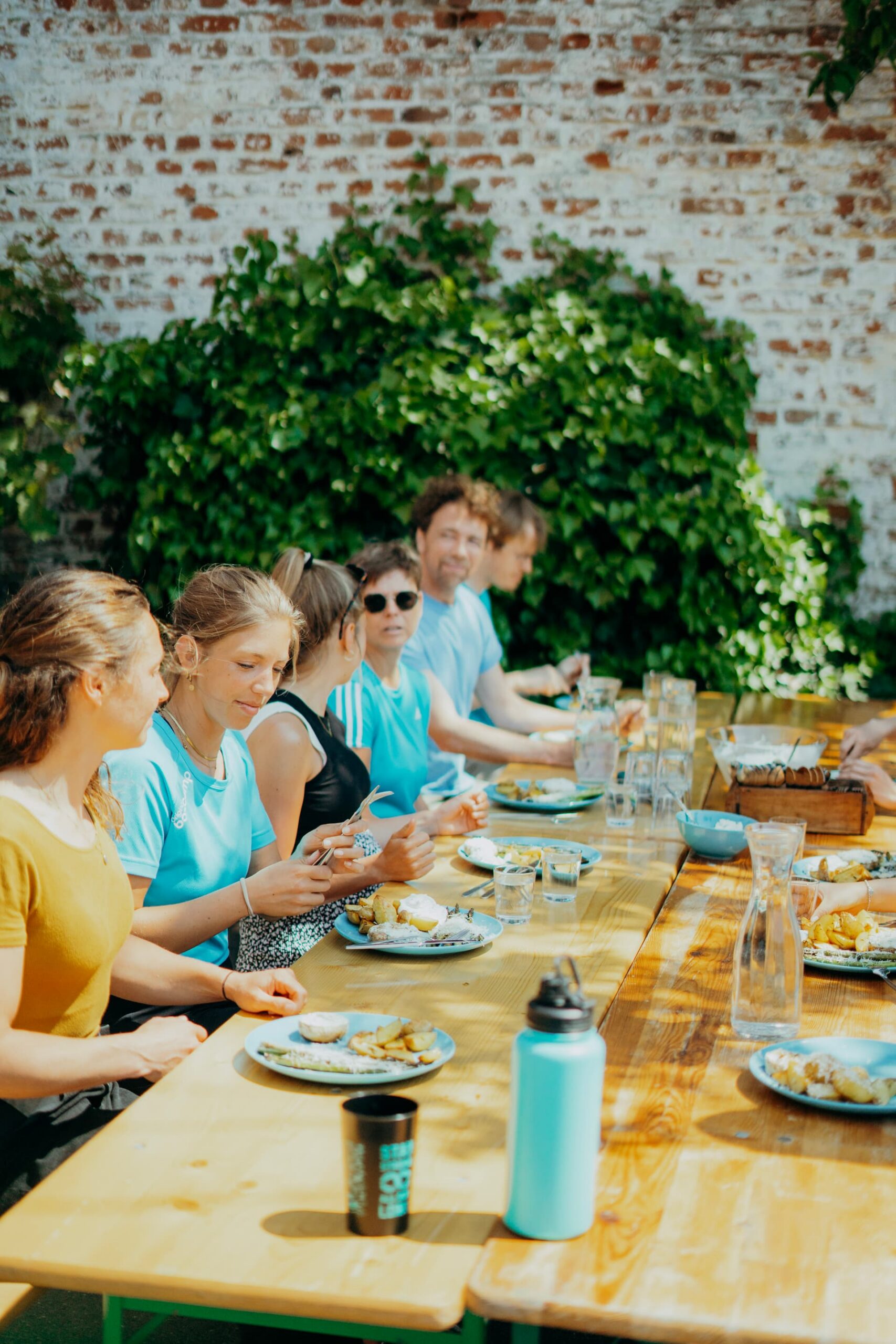 Zwei Personen bereiten gut gelaunt vegetarisches Grillgut vor