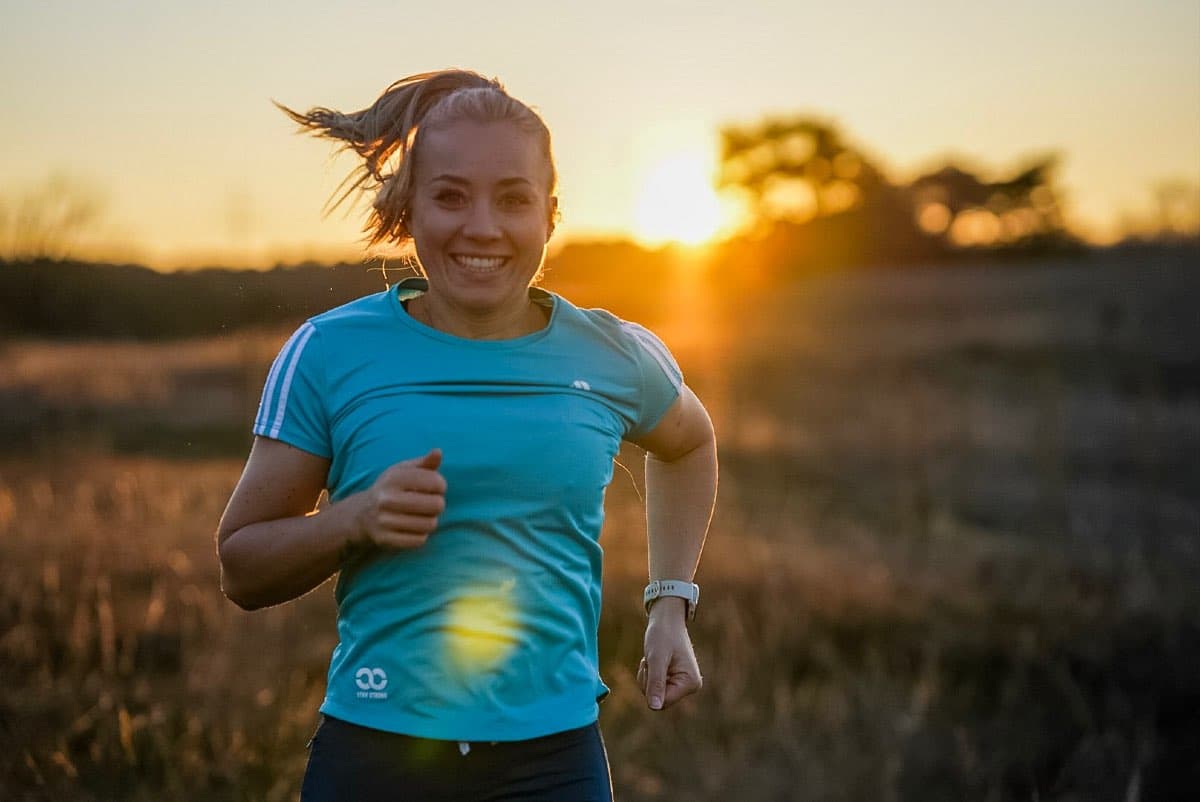 Sportler lachen beim Outdoor-Training an der frischen Luft
