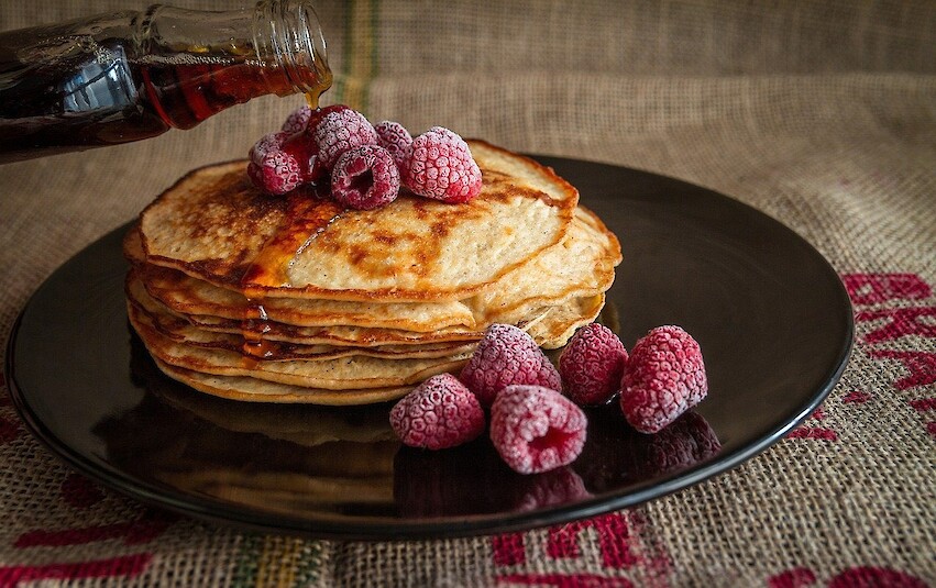Frisch gebackene Protein-Pfannkuchen mit Banane