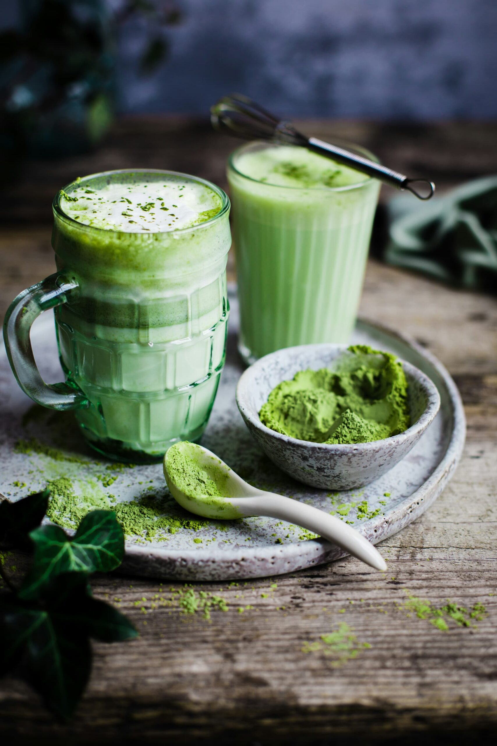 Eiskalter Matcha Latte im Glas auf dem Tisch