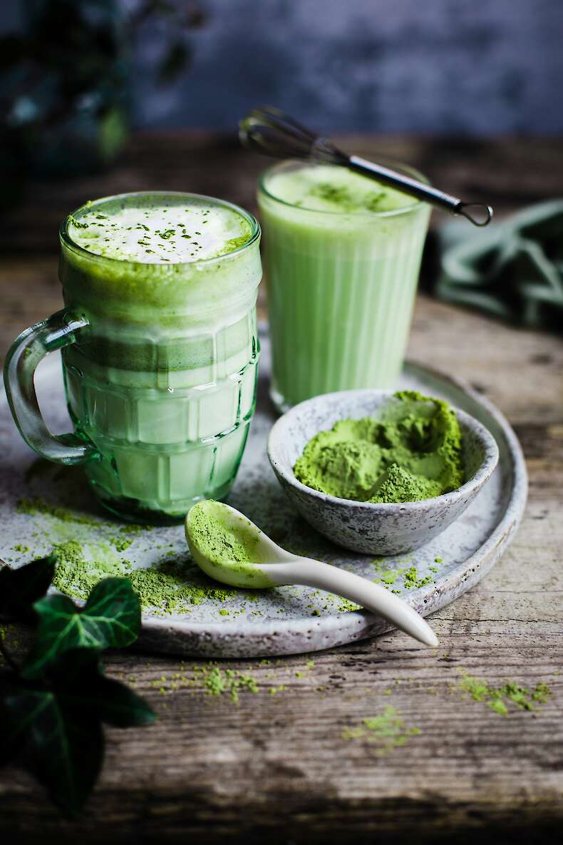 Portion Matcha Pulver auf Holzlöffel