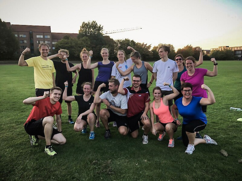 Drei glückliche Sportlerinnen nach einem erfolgreichen Outdoor-Workout