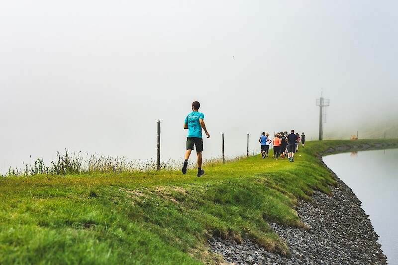 Trainingspartner fangen gemeinsam mit dem Trailrun an
