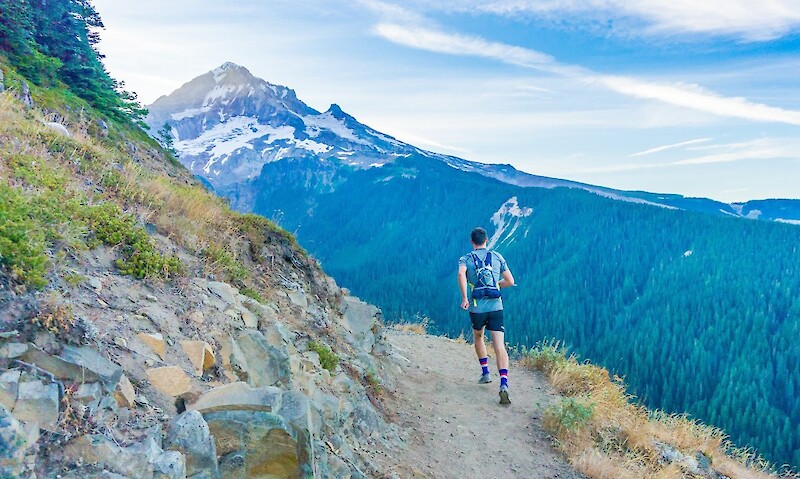Überlebenswichtige Utensilien für den Trailrunning-Rucksack wie Flasche und Riegel