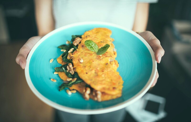 Fluffiges Ziegenkäse-Omelett mit frischem Rucola