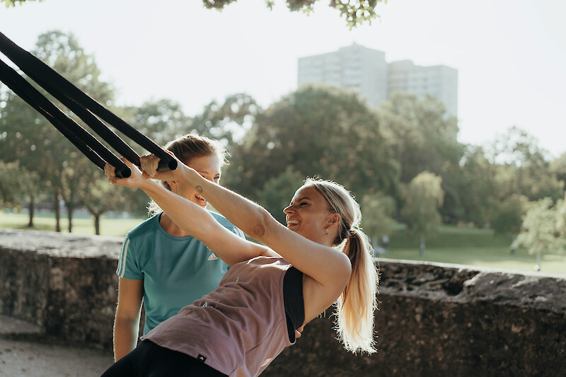 Zirkeltraining in Köln mit TRX-Training im Park unter professioneller Betreuung